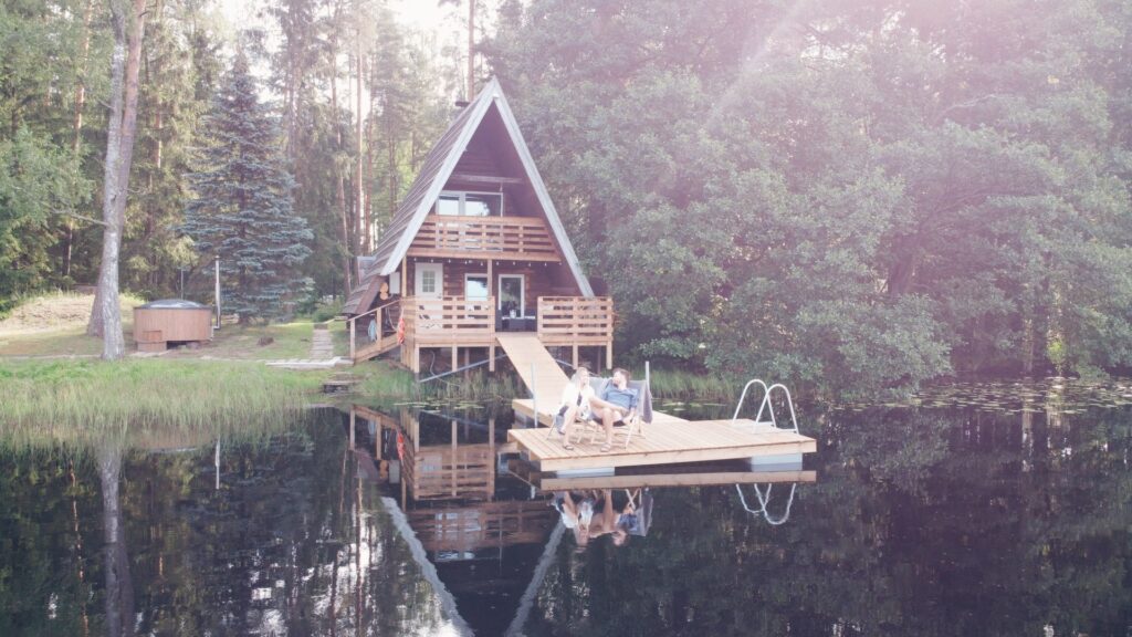 Saarjärve puhkemaja järve kaldal Saarjärve Puhkemaja järve ääres